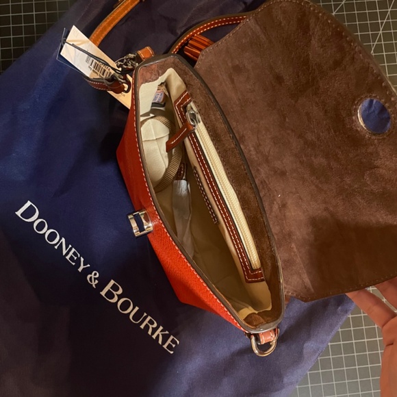 NEW WITH TAGS! DOONEY & BOURKE ALL LEATHER CROSSBODY BAG - Picture 6 of 7